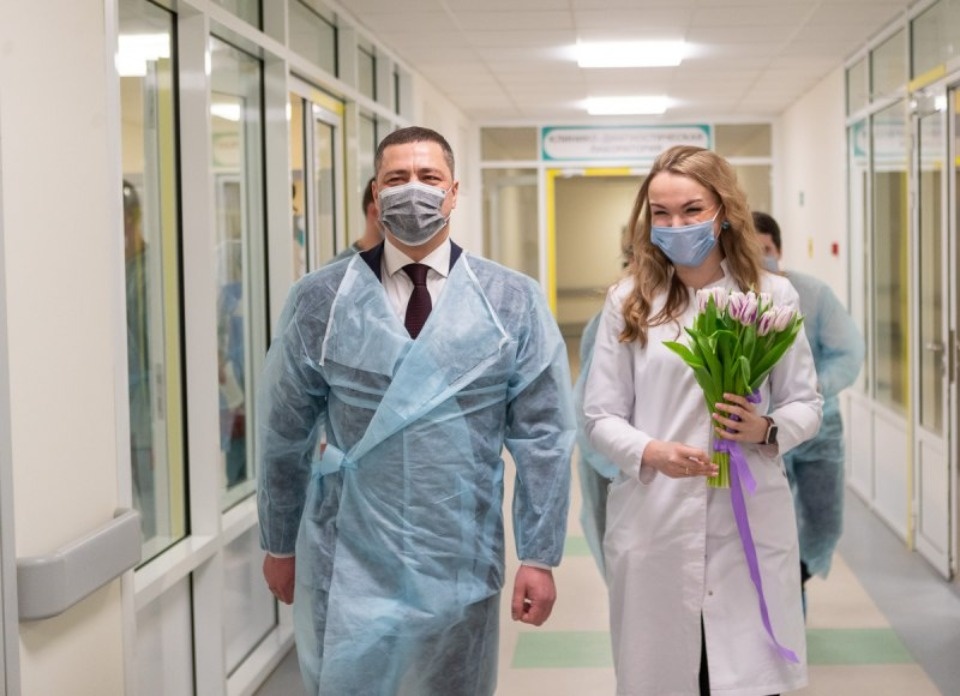 Михаил Ведерников посетил Псковский перинатальный центр в преддверии 8 марта
