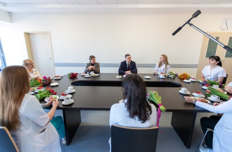 Михаил Ведерников посетил Псковский перинатальный центр в преддверии 8 марта