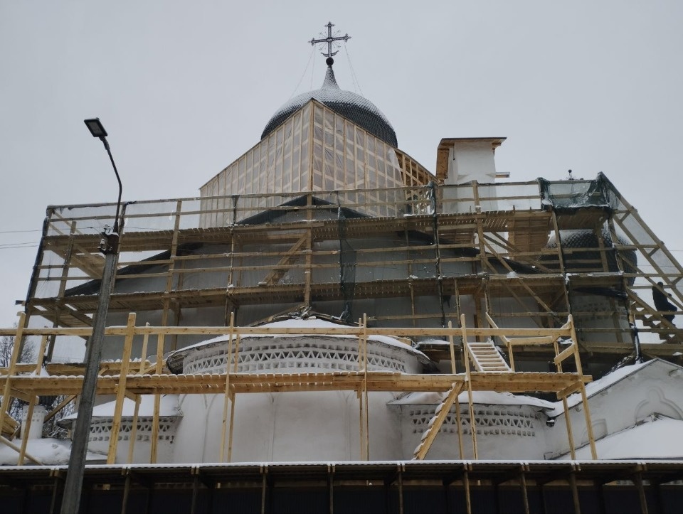 На барабане купола церкви Николы со Усохи в Пскове восстанавливают разрушенный камень