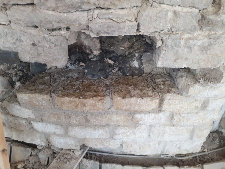 На барабане купола церкви Николы со Усохи в Пскове восстанавливают разрушенный камень