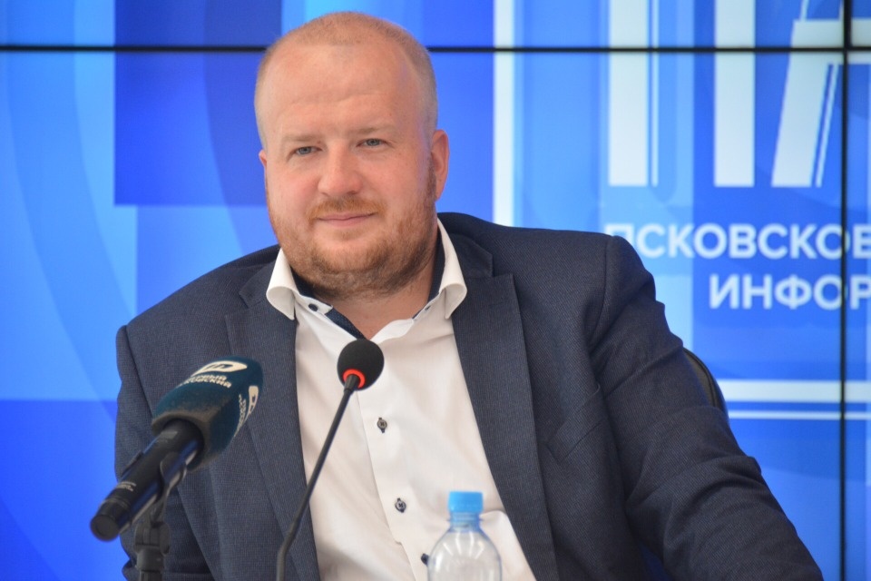 Борис Елкин поздравил псковичек с Международным женским днем