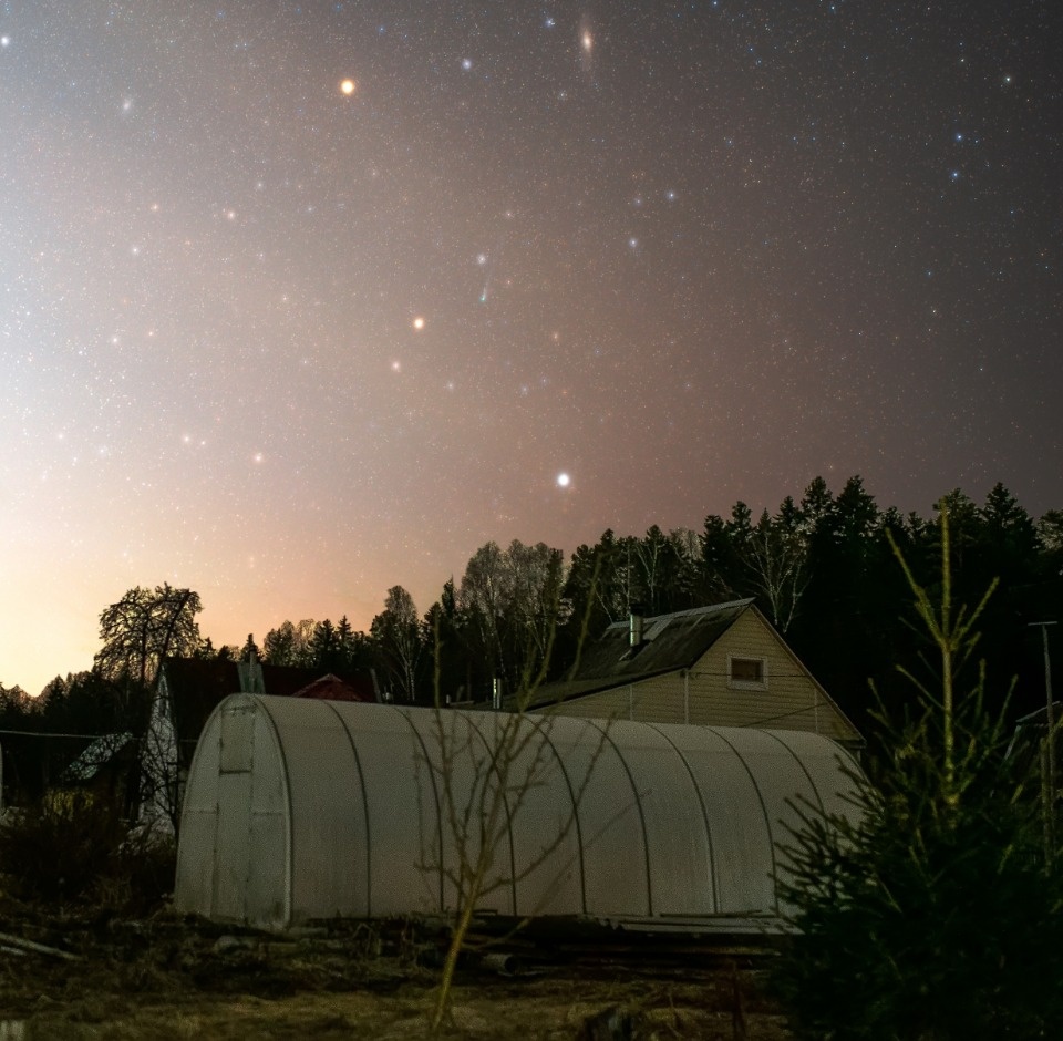 Галактику и комету запечатлели на ночном небе в Псковском районе