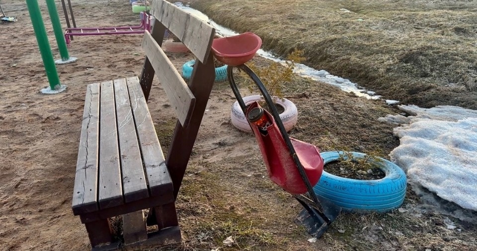 Вандалы разгромили пляж в великолукской деревне Фотьево Вандалы разгромили пляж в великолукской деревне Фотьево