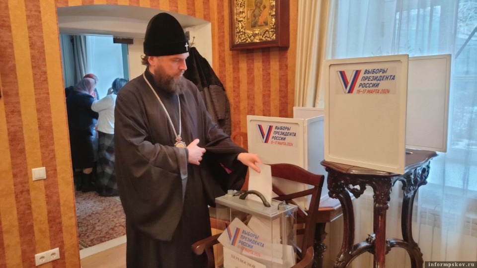 Митрополит Арсений проголосовал на выборах президента РФ на территории Псково-Печерского монастыря