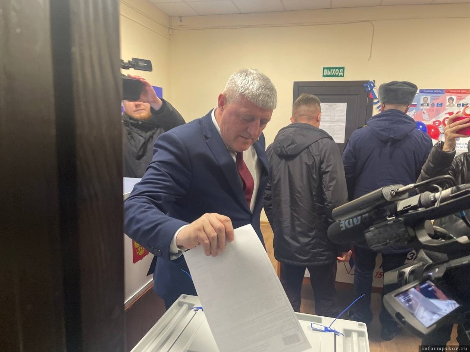 Псковский сенатор Наумец проголосовал на президентских выборах