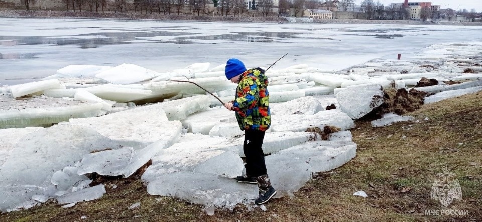 МЧС получает сообщения о нахождении детей на льду псковских водоемов