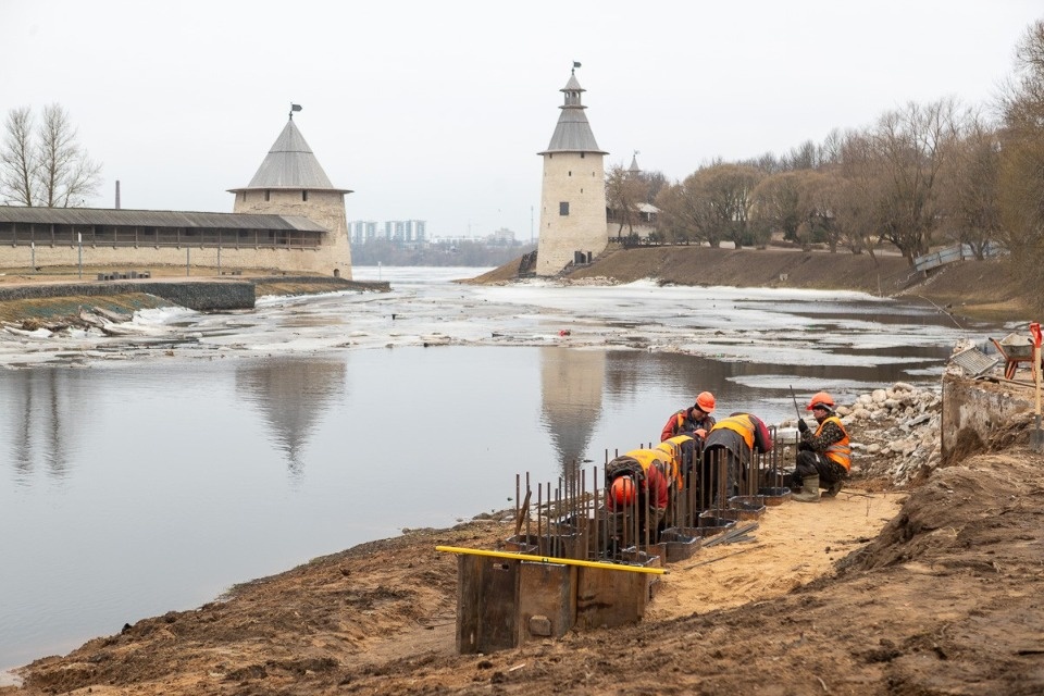 Началась подготовка опор пешеходного моста у Псковского кремля 