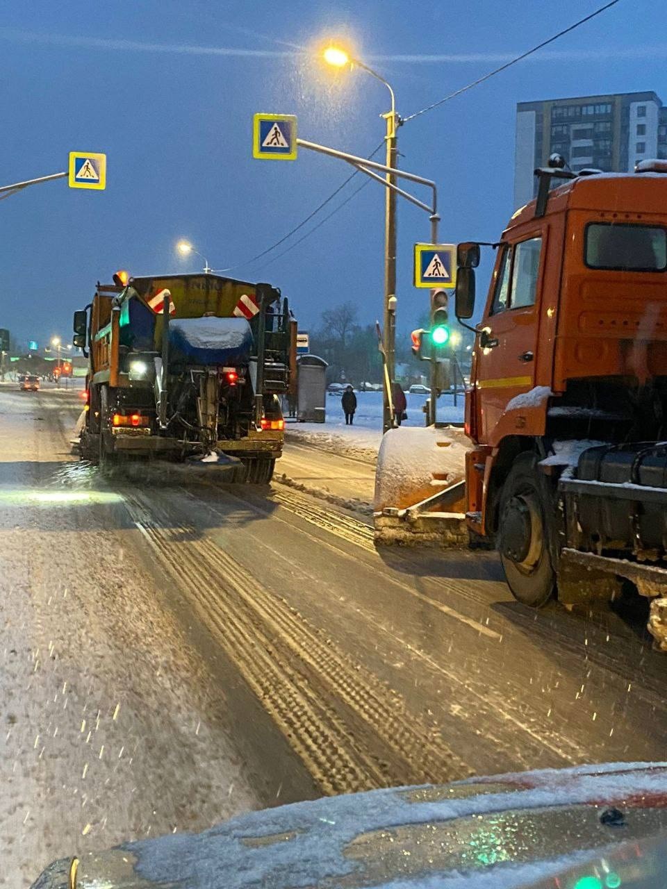 Порядка 30 единиц техники и 45 рабочих с ночи убирают улицы Пскова