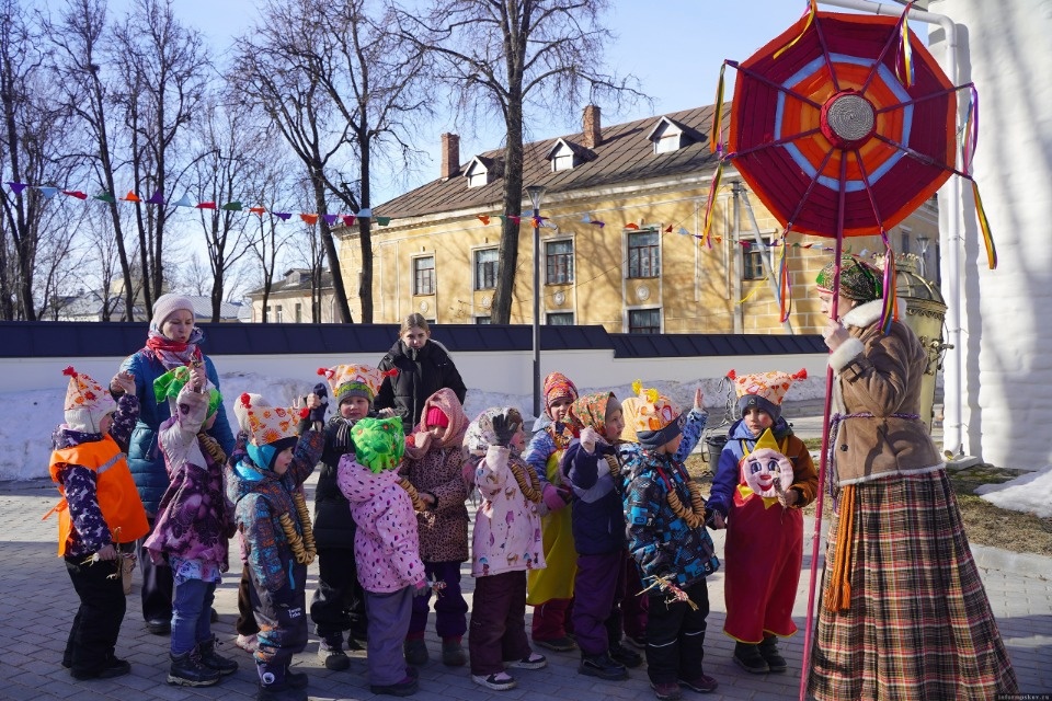 2 тысячи человек посетили масленичные гуляния в Псковском музее-заповеднике