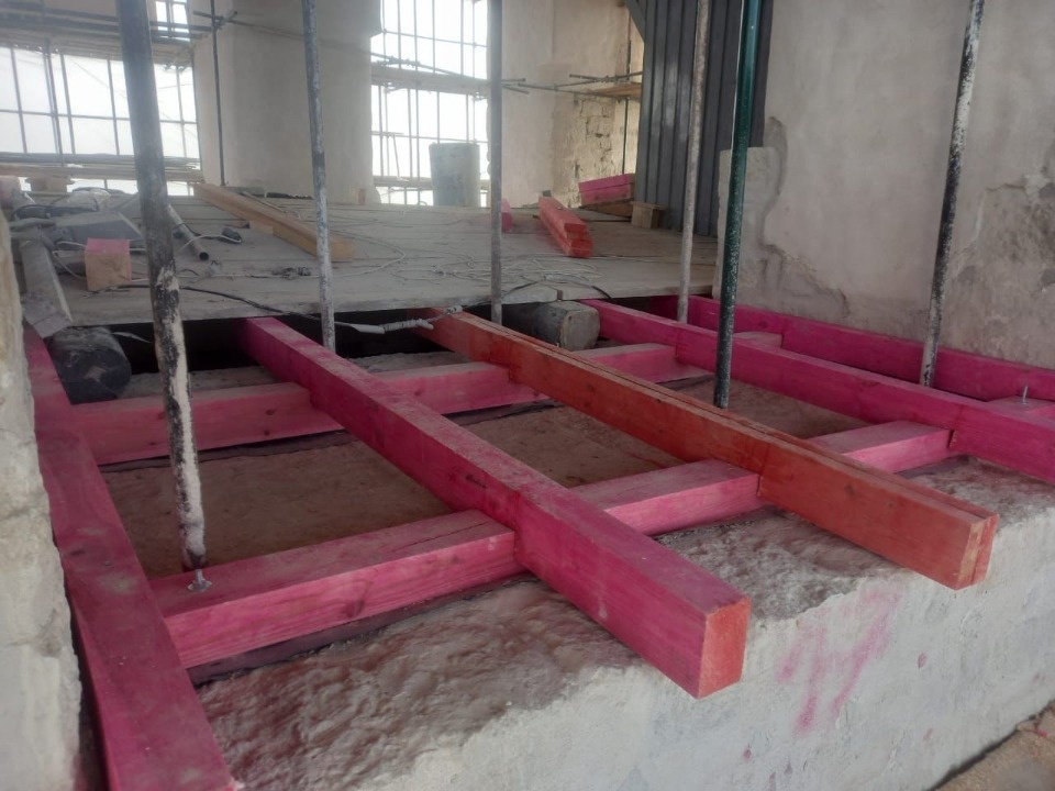 Кровельное ограждение начали устанавливать на звоннице Псковского кремля