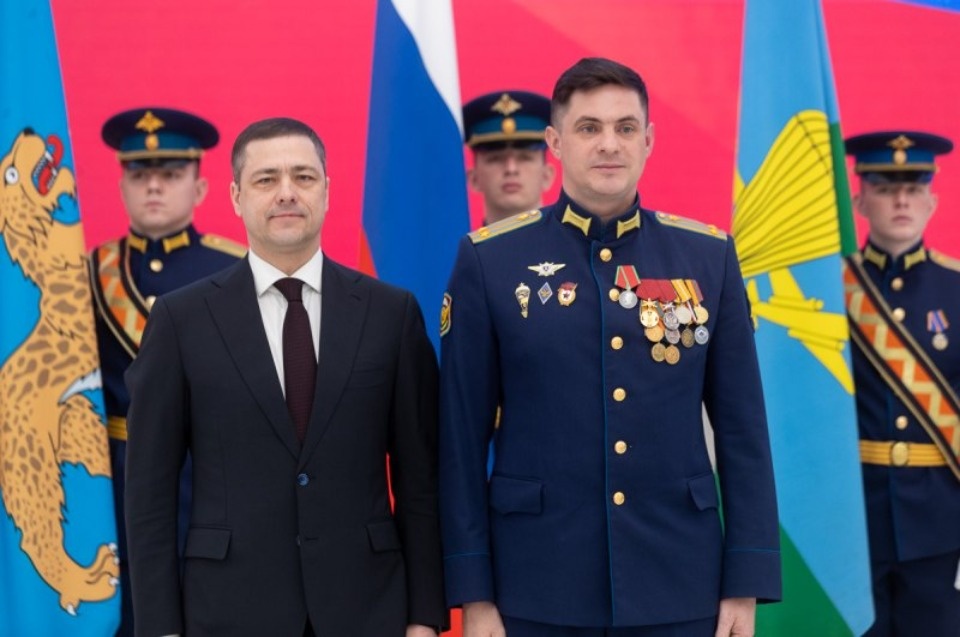 Михаил Ведерников вручил псковским десантникам государственные награды