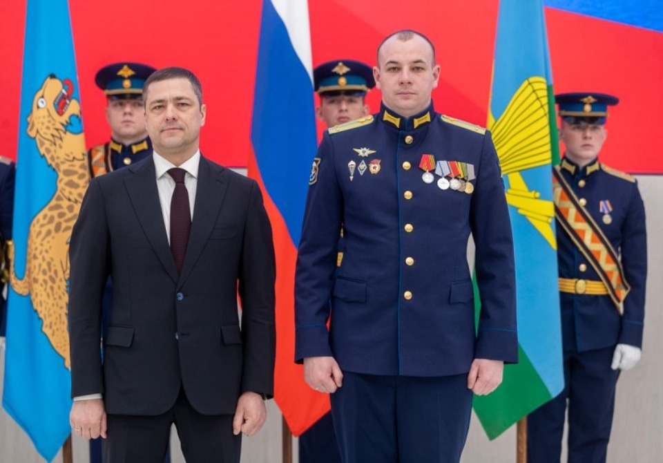 Михаил Ведерников вручил псковским десантникам государственные награды