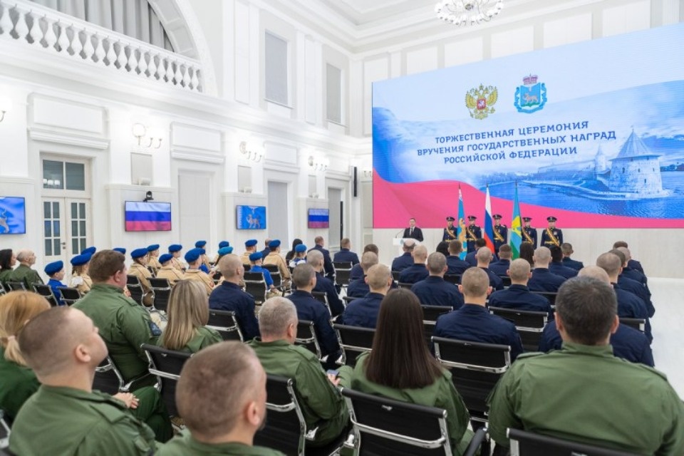 Михаил Ведерников вручил псковским десантникам государственные награды