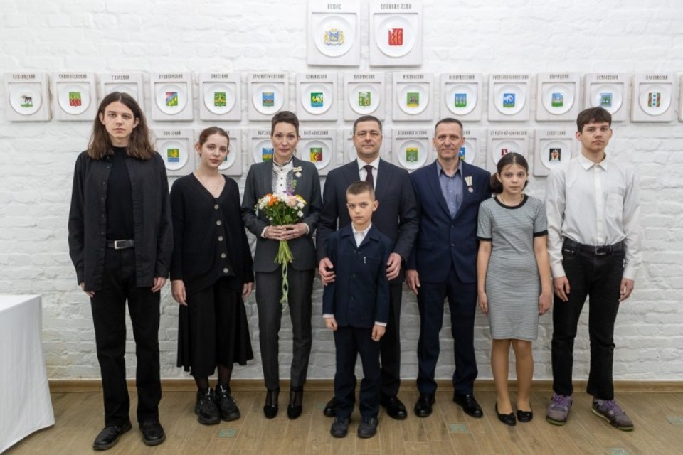 Михаил Ведерников вручил многодетной семье из Пскова медаль 