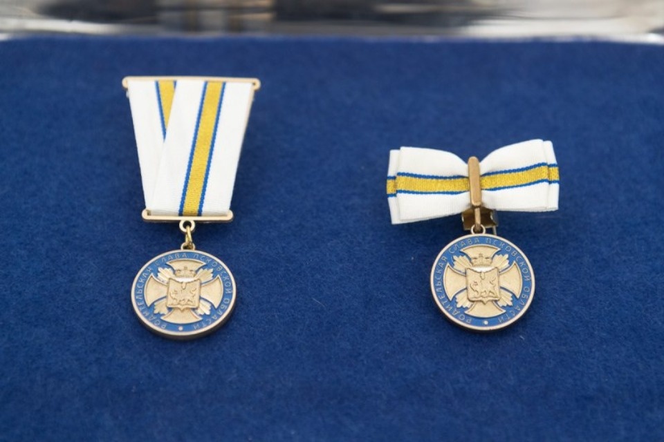 Михаил Ведерников вручил многодетной семье из Пскова медаль 