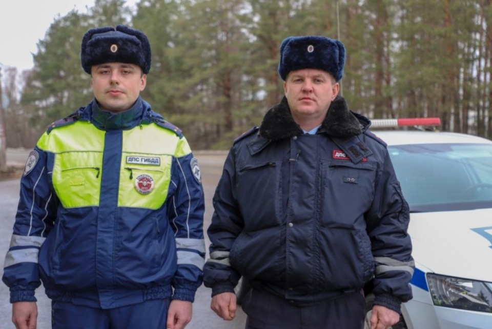 Печорские полицейские сопроводили роженицу в перинатальный центр 