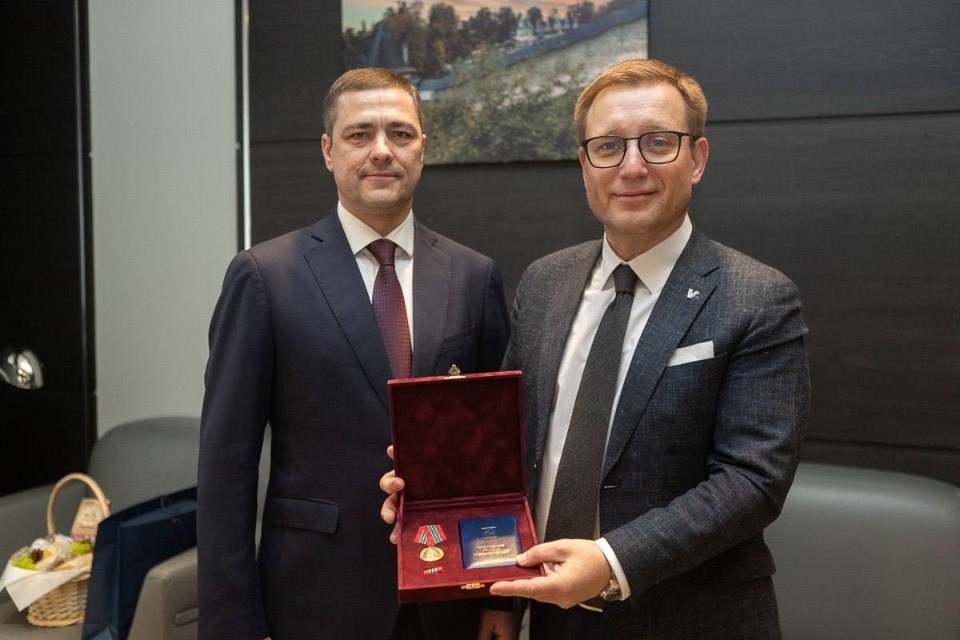 Михаил Ведерников наградил председателя Облизбиркома медалью Александра Невского 