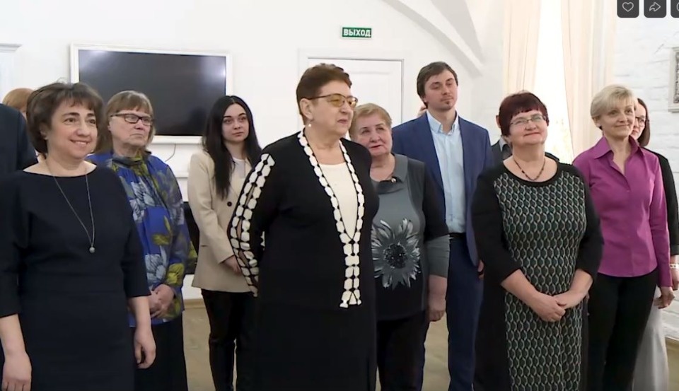 Михаил Ведерников вручил сотрудникам Псковского гидрометцентра региональные награды