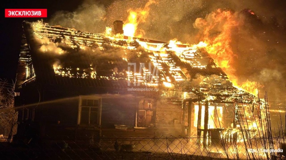 Многодетная семья спаслась из пожара в жилом доме в Плюсском районе Многодетная семья спаслась из пожара в жилом доме в Плюсском районе