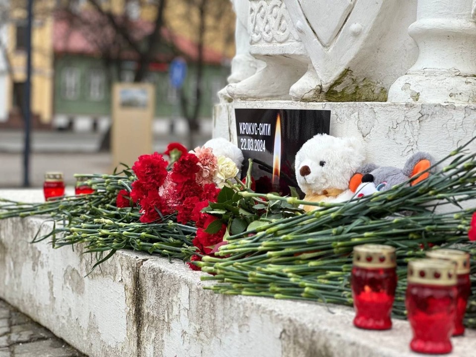 Мемориалы в память о погибших в «Крокус Сити Холле» организовали в Пскове и Великих Луках