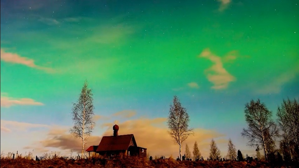 Полярное сияние над часовней запечатлели в Псковской области