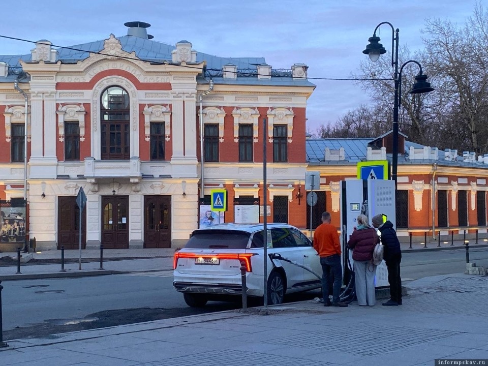 Более 15 электромобилей ежедневно заряжаются на станциях в Пскове