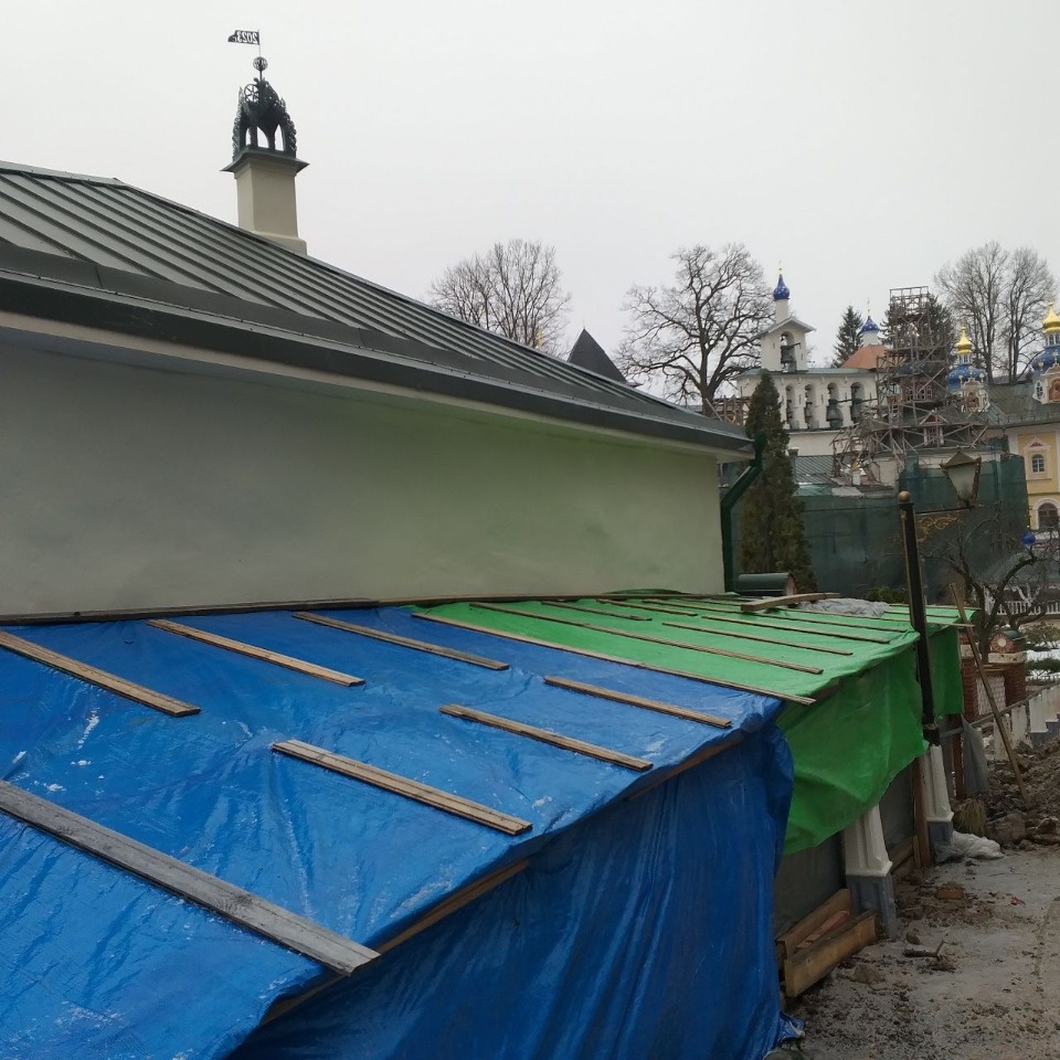 Прокладка коммуникаций продолжается в Лазаревской церкви в Печорах