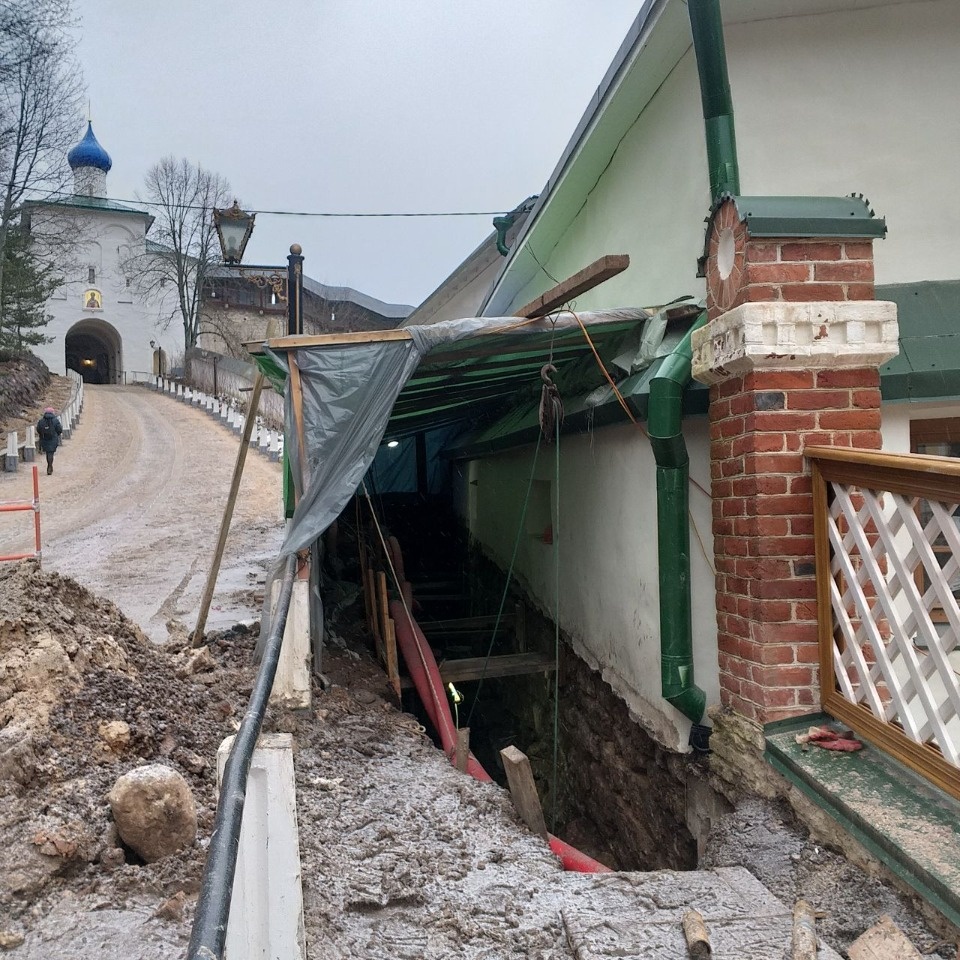 Прокладка коммуникаций продолжается в Лазаревской церкви в Печорах