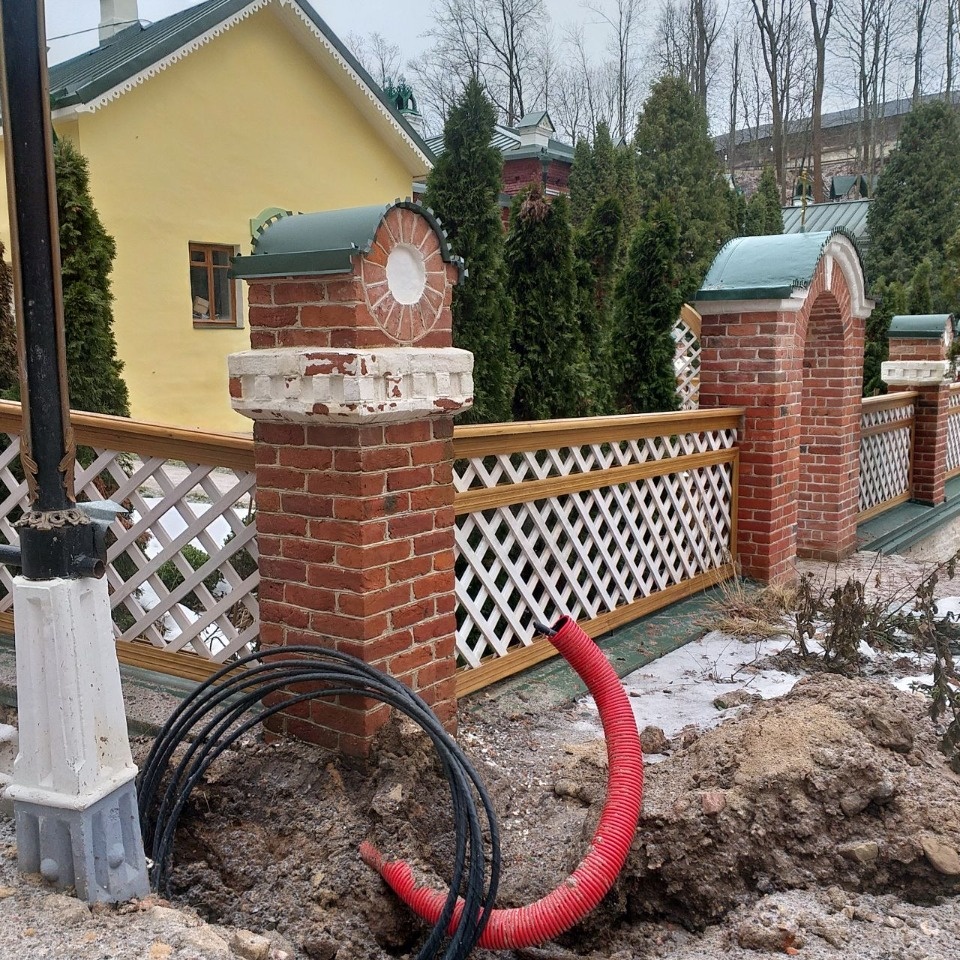 Прокладка коммуникаций продолжается в Лазаревской церкви в Печорах