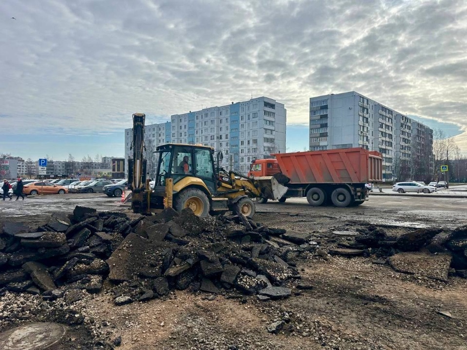 Автостоянку у торгового комплекса «Гулливер» начали ремонтировать в Пскове
