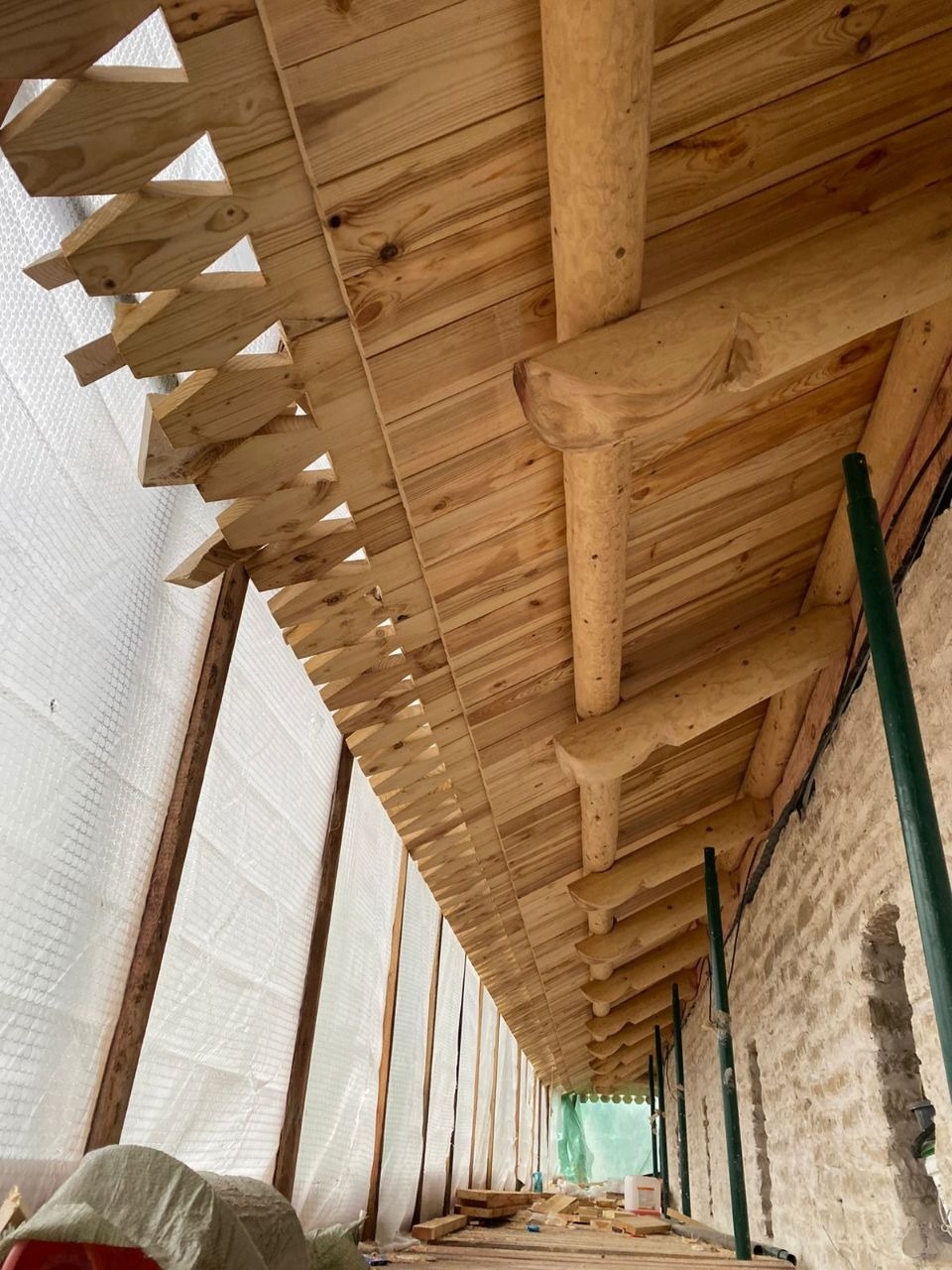 На колокольне Троицкого собора в Пскове укладывают кровлю На колокольне Троицкого собора в Пскове укладывают кровлю