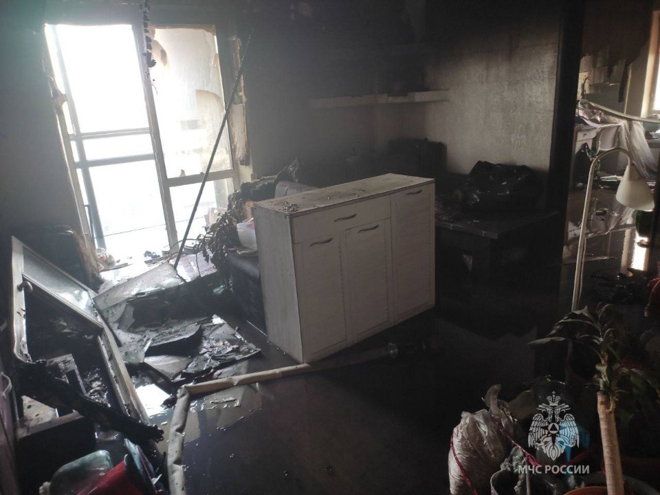 Двух детей, пятерых взрослых и животное спасли при пожаре в квартире в Псковском районе