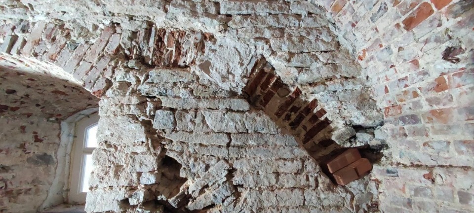 На северном и южном фасадах Сретенской церкви в Печорах заменили деструктивный камень На северном и южном фасадах Сретенской церкви в Печорах заменили деструктивный камень