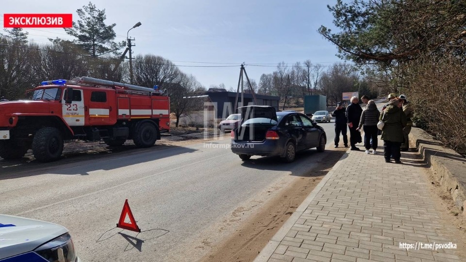 Иномарка сбила пятилетнего ребенка у входа на кладбище в Печорах