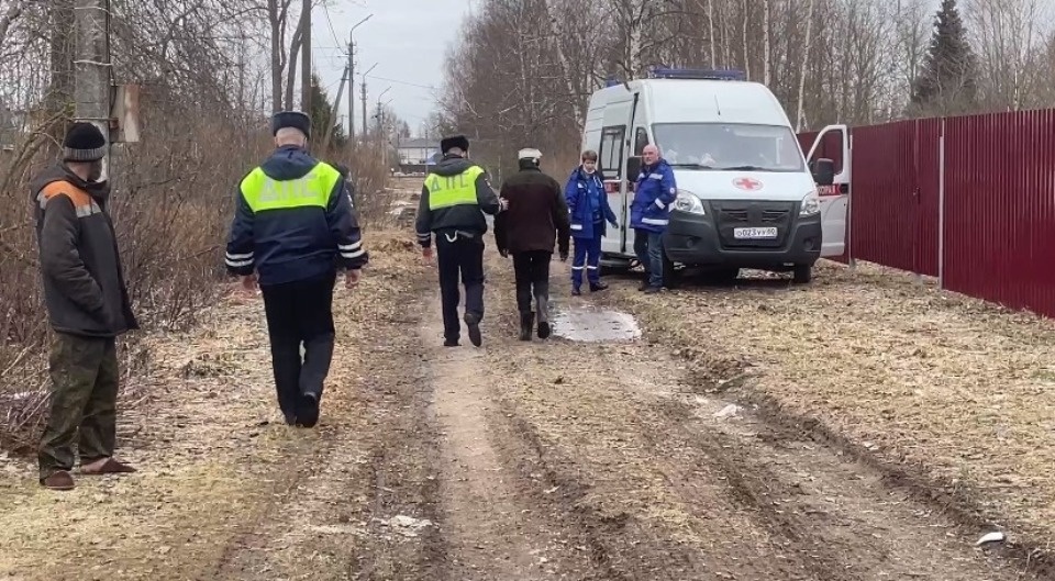 Дорожные инспекторы вытащили четырех человек из горящего дома в Пскове