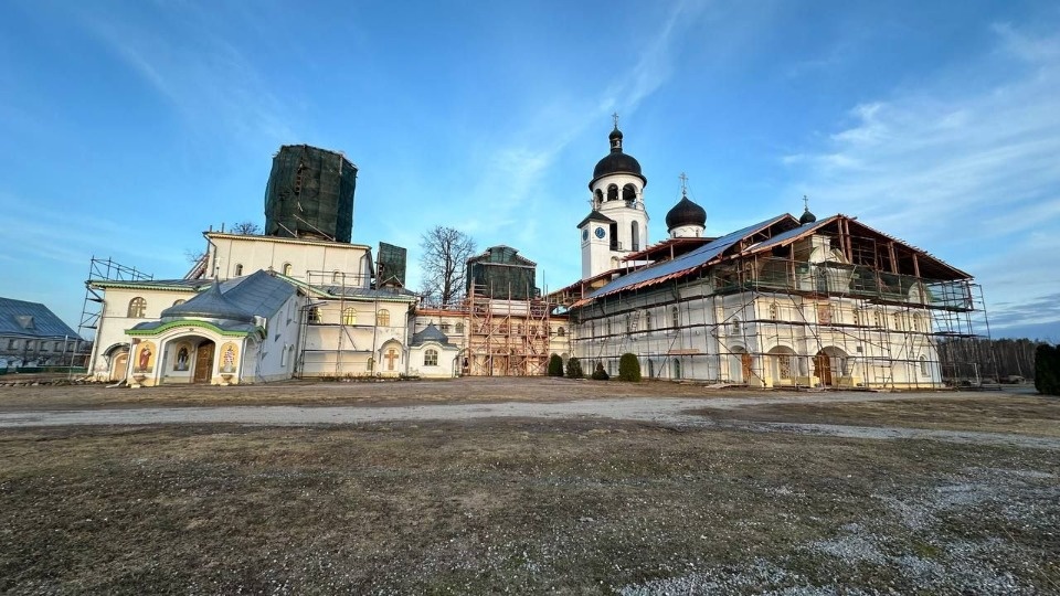 Стропильную систему и кровлю меняют в Иоанно-Богословском соборе Крыпецкого монастыря под Псковом
