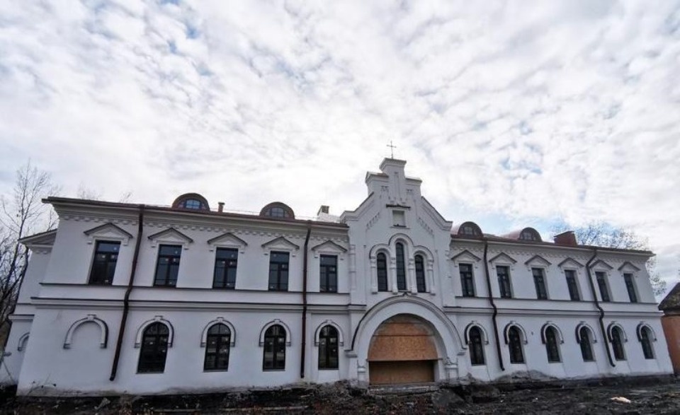 Реставрация Надвратного корпуса на Архиерейском подворье завершается в Пскове