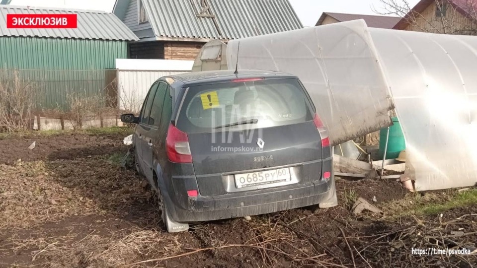 Автомобиль снес забор и протаранил теплицу в Великих Луках Автомобиль снес забор и протаранил теплицу в Великих Луках