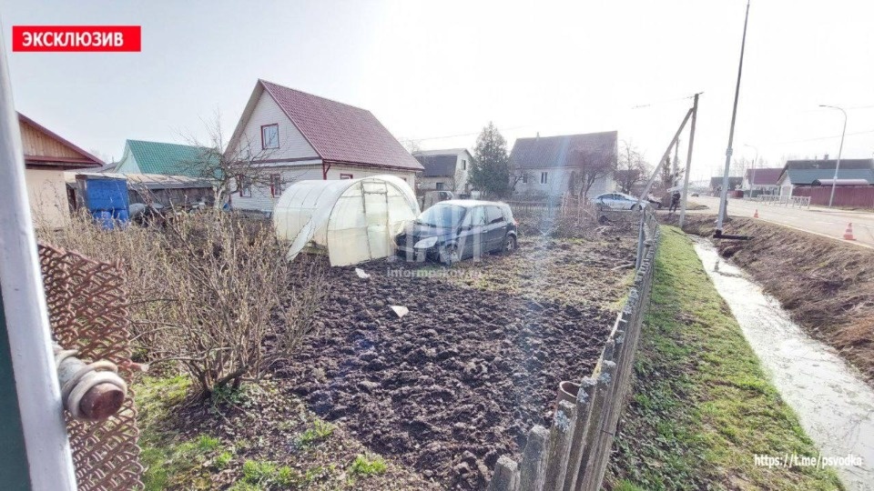 Автомобиль снес забор и протаранил теплицу в Великих Луках 