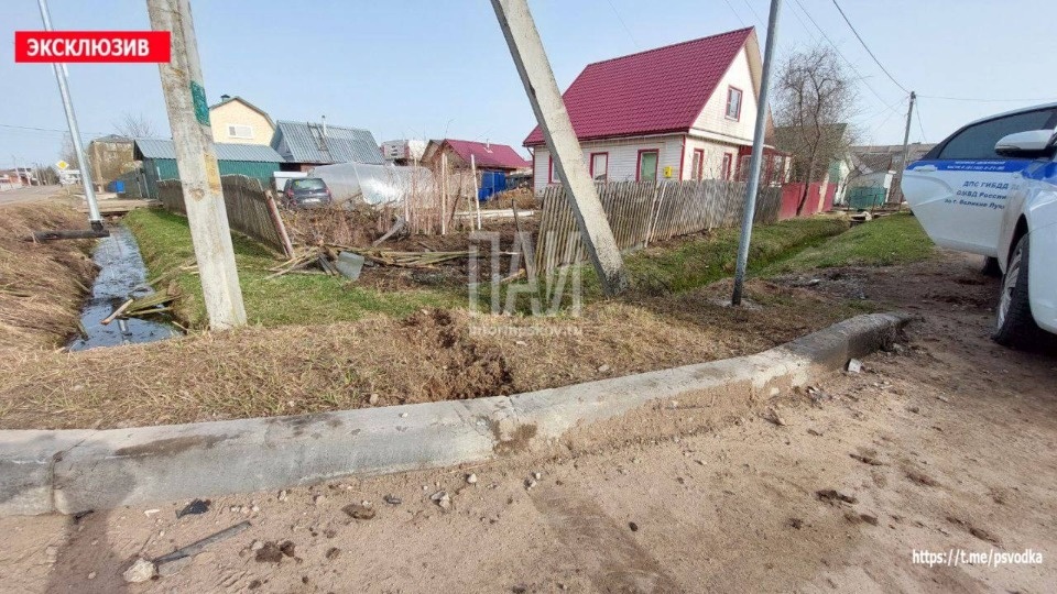Автомобиль снес забор и протаранил теплицу в Великих Луках 