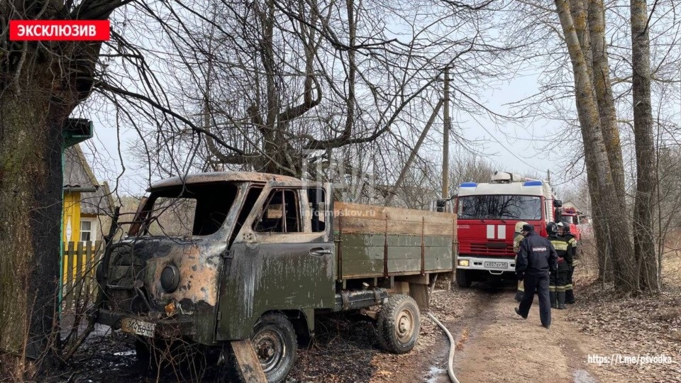 В Пушкиногорском районе во время движения загорелся УАЗ В Пушкиногорском районе во время движения загорелся УАЗ