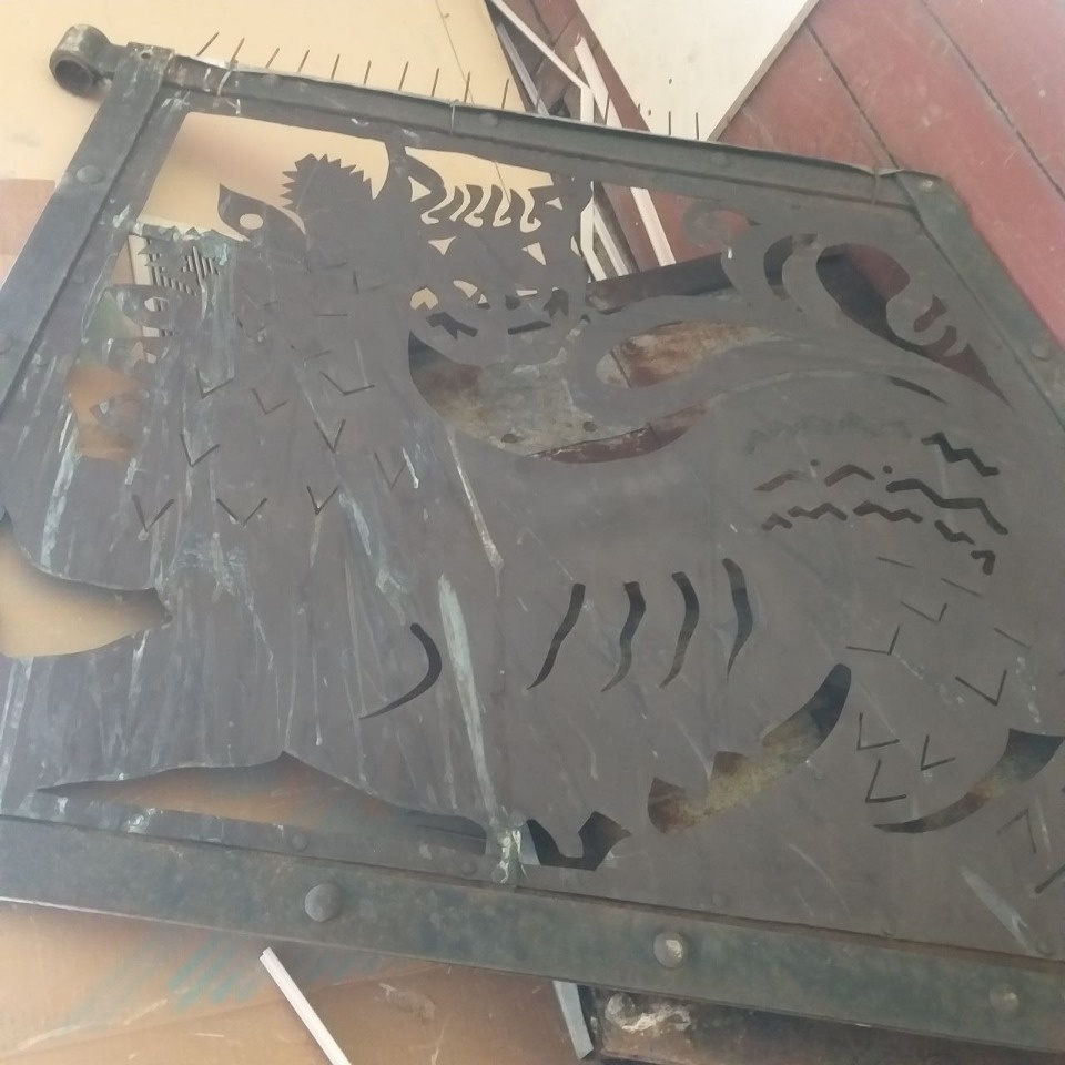 Кованые стяги с Изборской и Тарарыгиной башен отреставрируют в Псково-Печерском монастыре