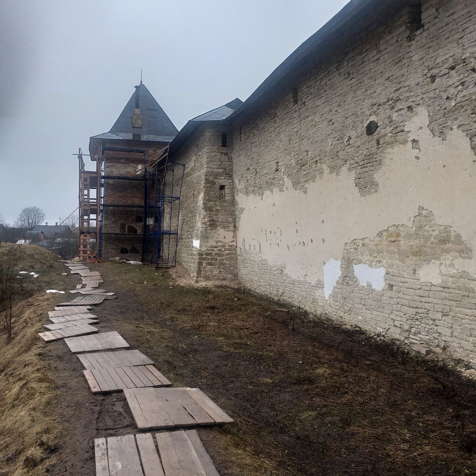 Кованые стяги с Изборской и Тарарыгиной башен отреставрируют в Псково-Печерском монастыре