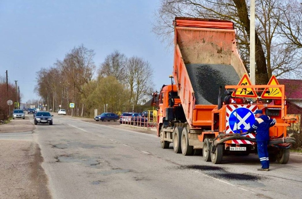 В Острове начался ямочный ремонт