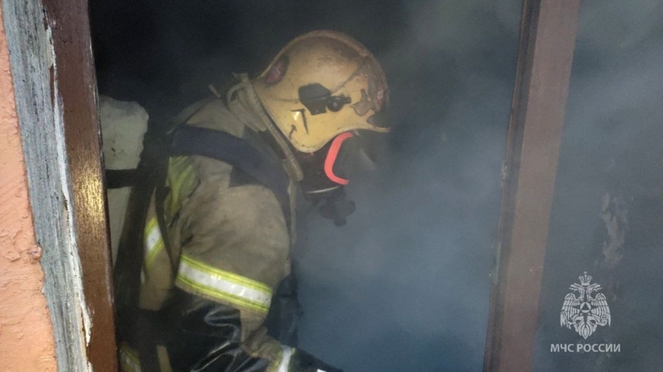 Сотрудники ГИБДД помогли эвакуировать взрослых и ребенка на пожаре в многоэтажке в Пскове