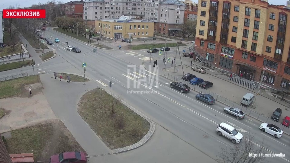 Водитель иномарки пострадал в результате ДТП в Пскове