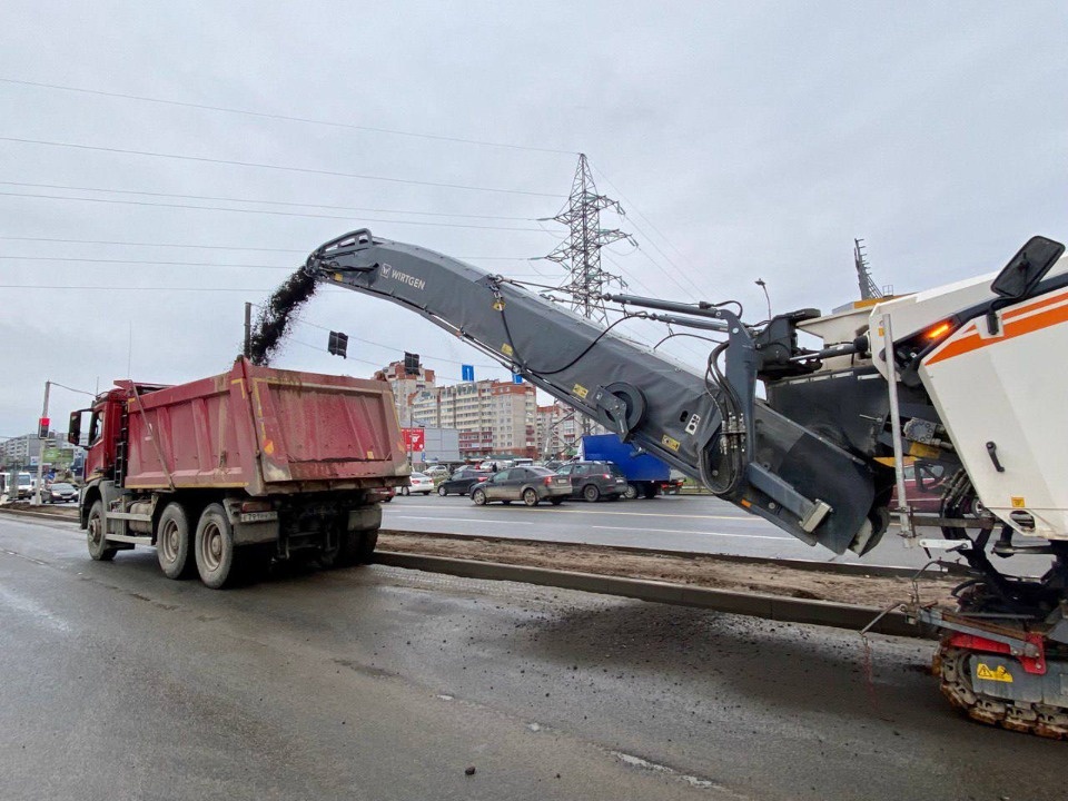 На улице Юбилейной в Пскове проводят срезку старого асфальта