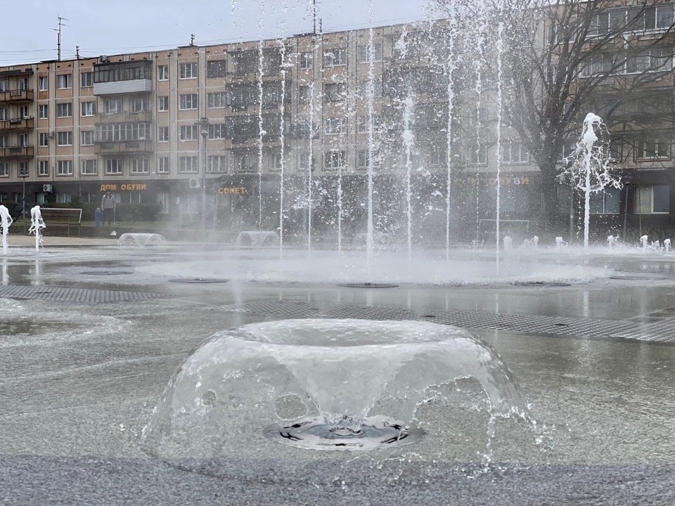 В Пскове тестируют пешеходный фонтан на Четырех углах