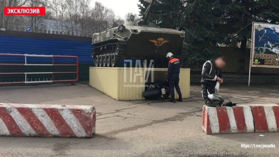 Протаранившего монумент в Пскове мотоциклиста доставили в больницу Протаранившего монумент в Пскове мотоциклиста доставили в больницу