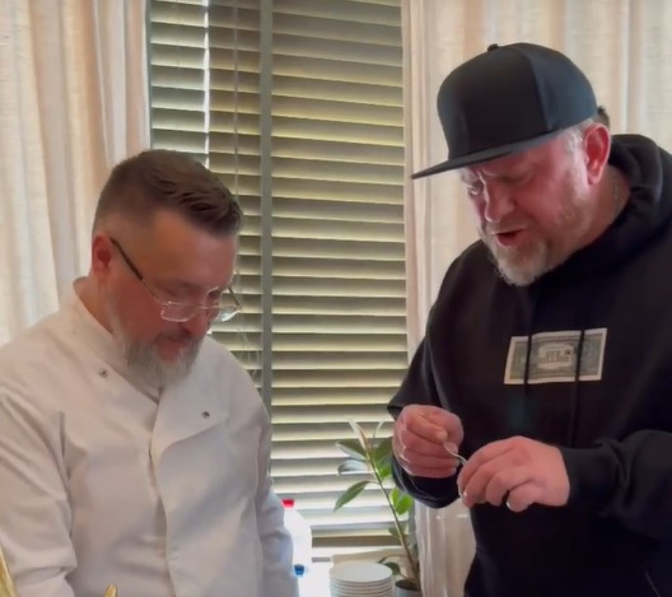 Шеф Константин Ивлев оценил блюдо из псковских улиток